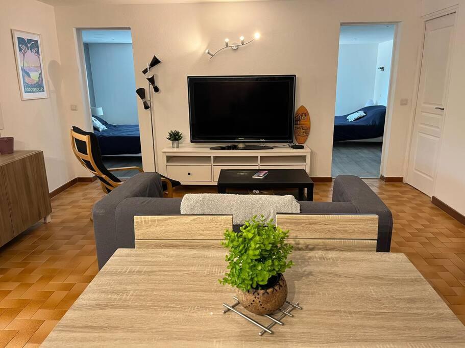 Bas De Villa 70M2 Independant Avec Espace Jacuzzi Prive เลอลาวองดูว์ ภายนอก รูปภาพ